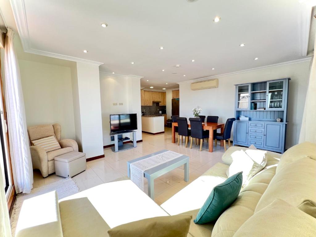 Mediterraneo Real Beach and Pool Penthouse - 2