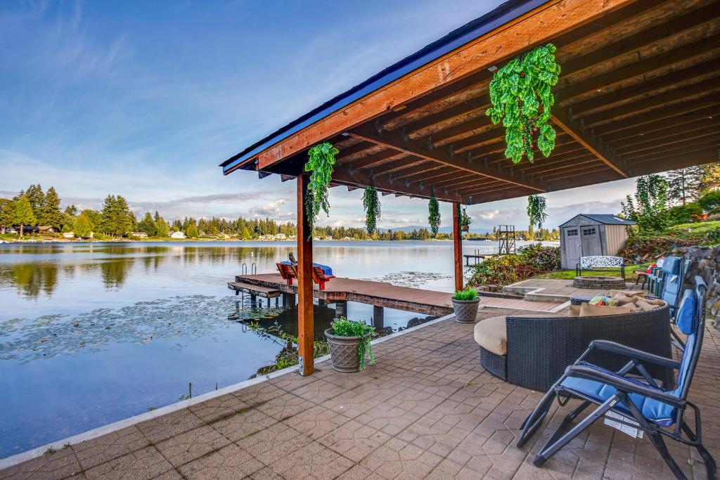 Lakefront Home with Fire Pit, Dock in Kent!, Kent