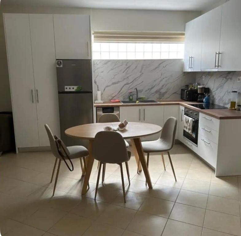 Home4U apt1, just 8Km from airport, Markopoulon