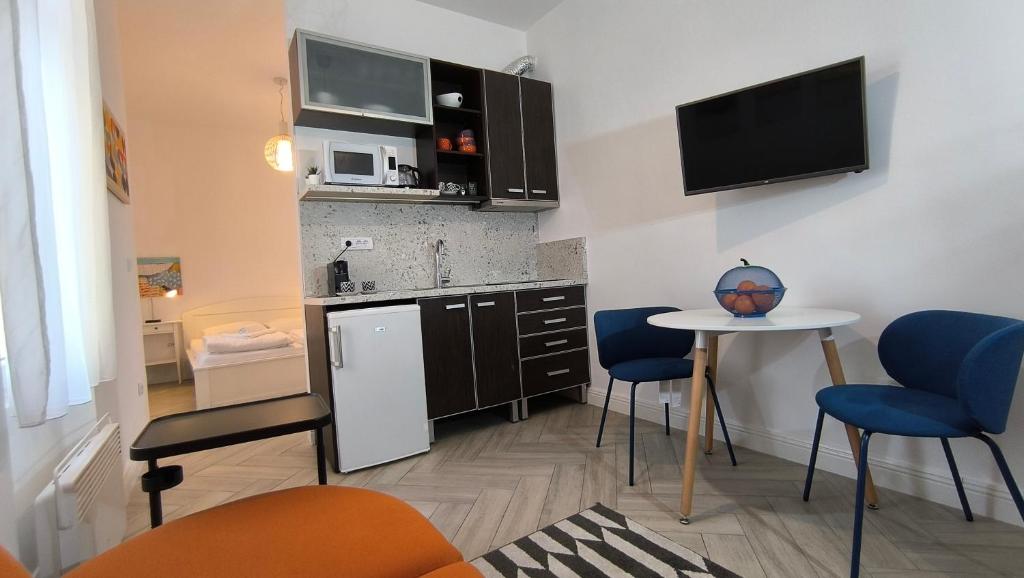 Center 1 Queen bed Sofa Additional living area - 2