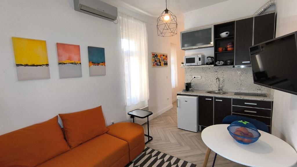 Center 1 Queen bed Sofa Additional living area - 1