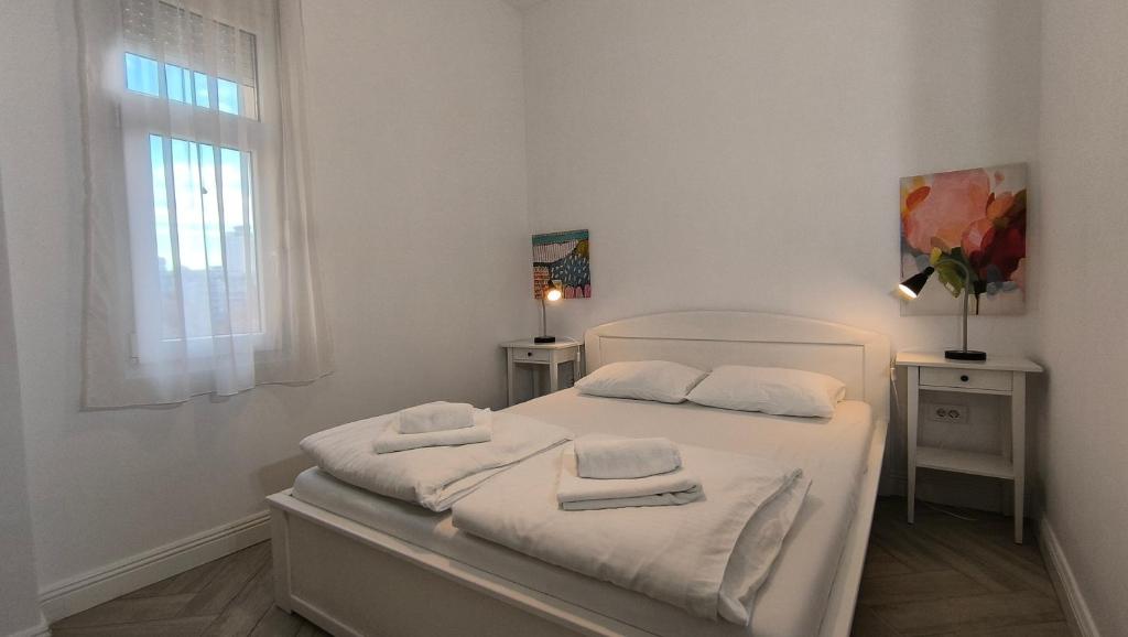 Center 1 Queen bed Sofa Additional living area - 4