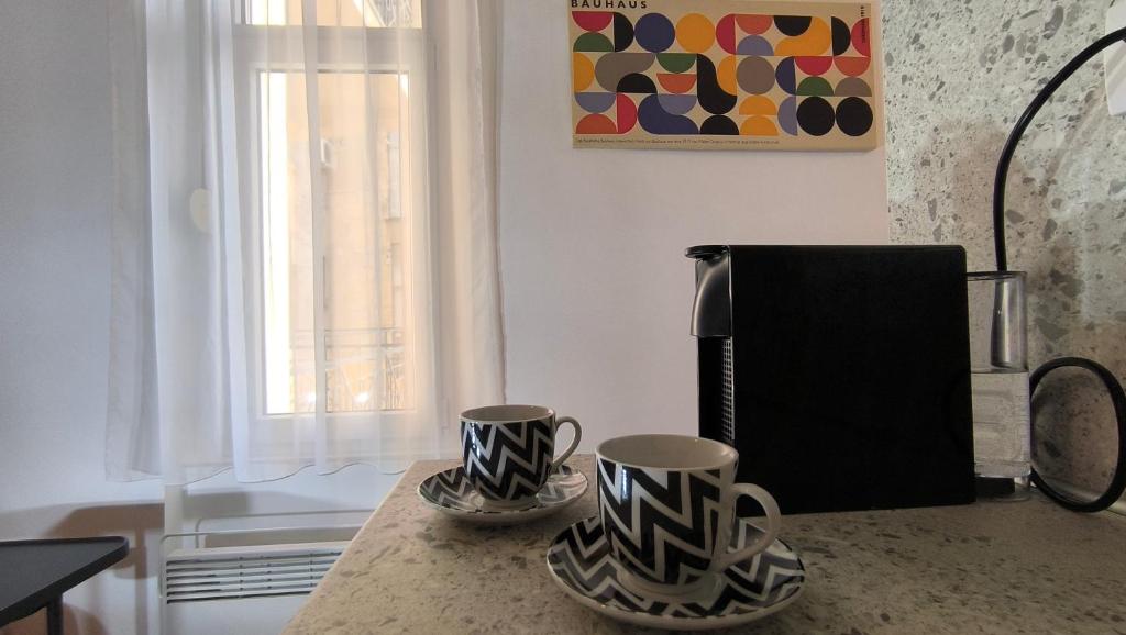 Center 1 Queen bed Sofa Additional living area - 5