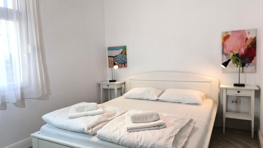 Center 1 Queen bed Sofa Additional living area - 3