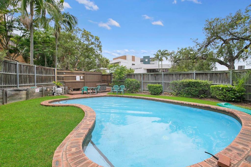 The Poolside Perch - A Breezy Balcony Gem, Brisbane