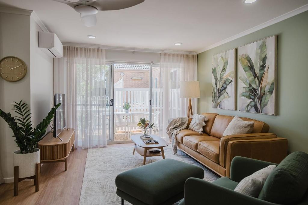 Sunset Poolside - Stay 3, Pay 2 - Spring Specials!, Mollymook