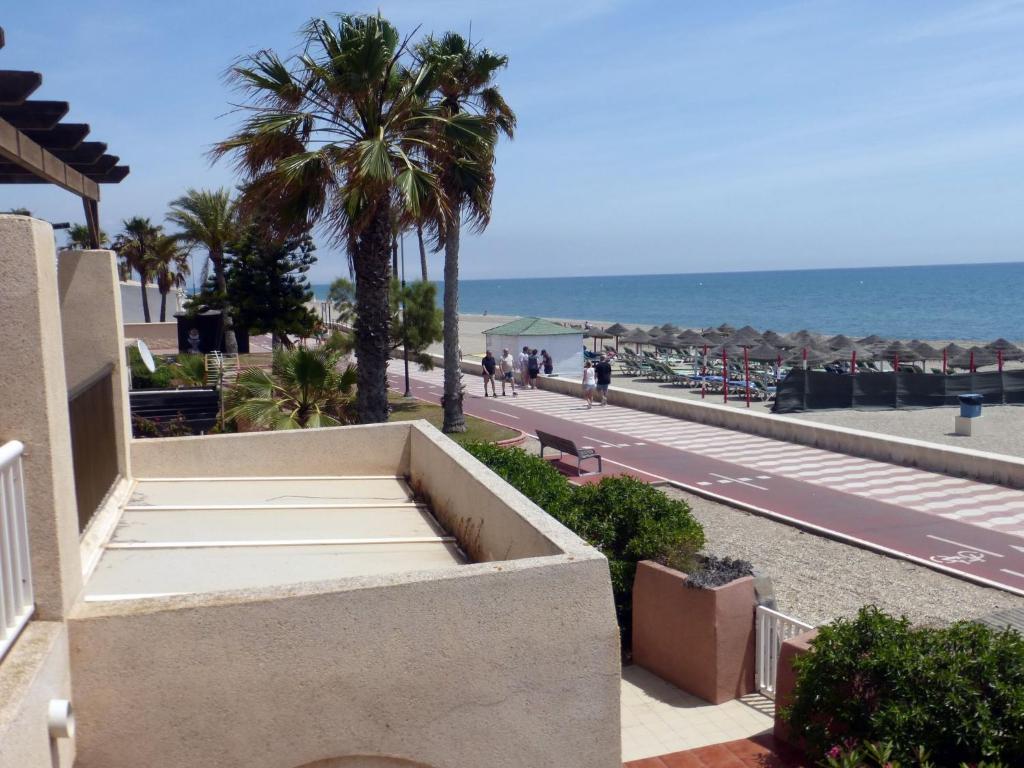Lovely 2 Bedroom Apartment With Pool - 3