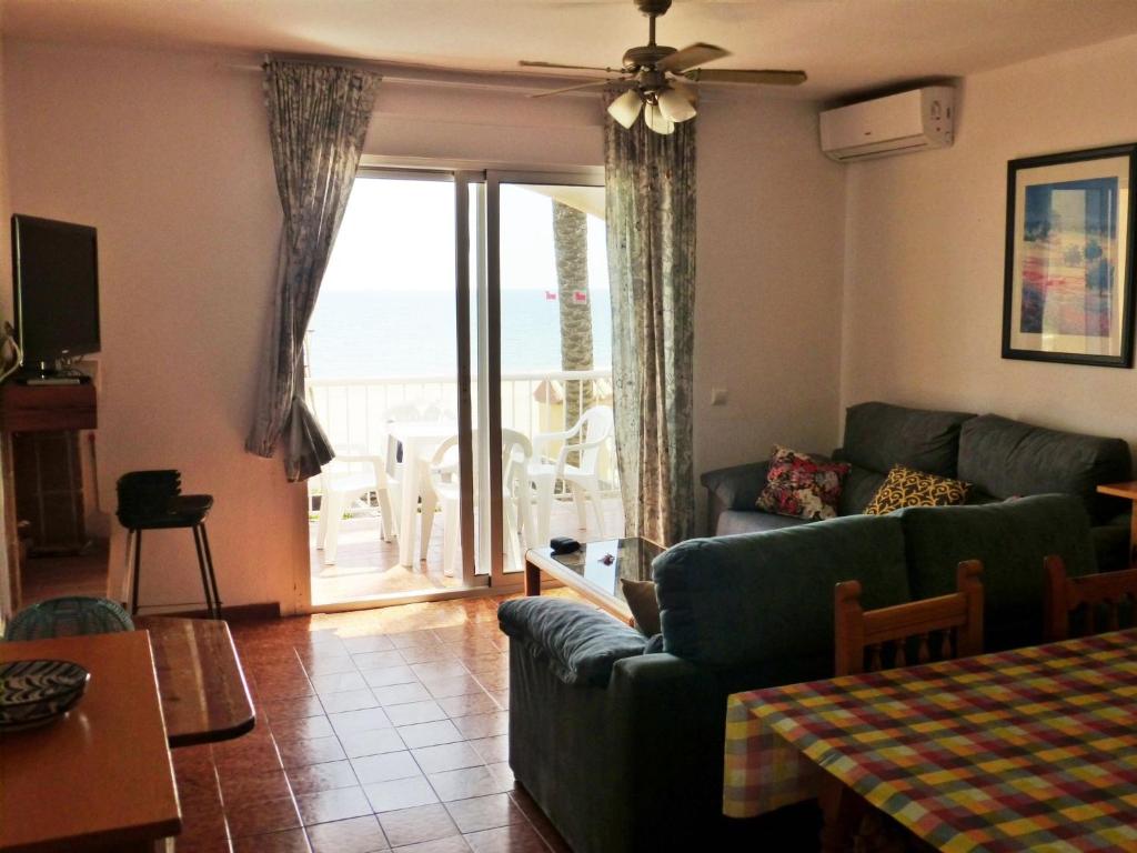 Lovely 2 Bedroom Apartment With Pool - 5