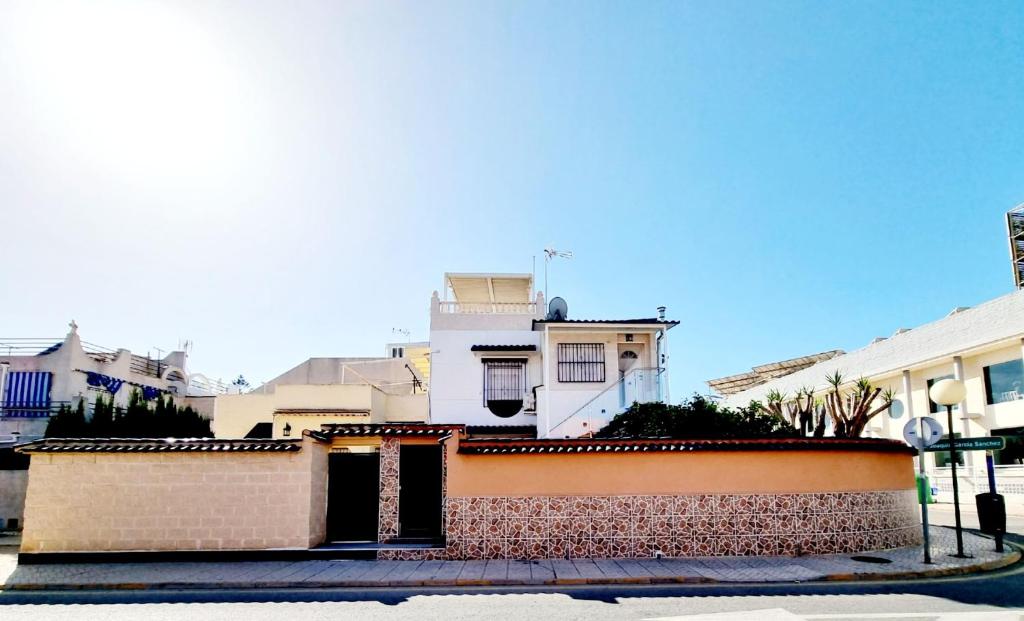 Charming Upper Bungalow with Terrace and Communal Pool in Torrevieja - 2