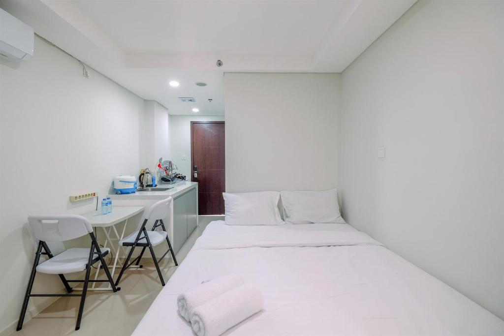 Fancy and Nice Studio at Daan Mogot City Apartment By Travelio, Jakarta