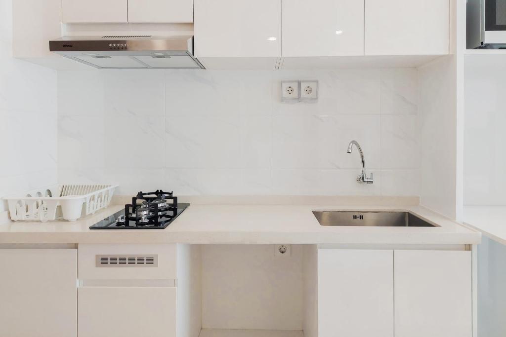 Nice and Elegant 2BR at Sky House BSD Apartment By Travelio, Tangerang