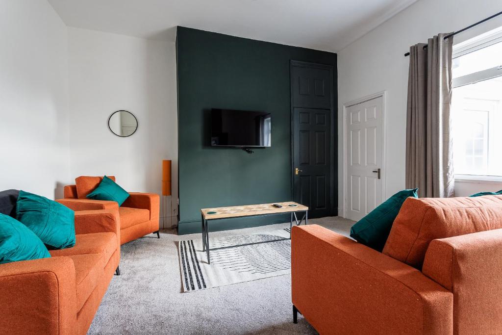 4-brhome With Backyard Terrace In Sunderland, Sunderland