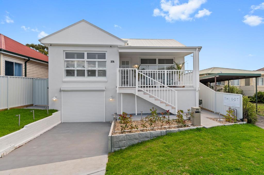 Roll Up - The Entrance, The Entrance