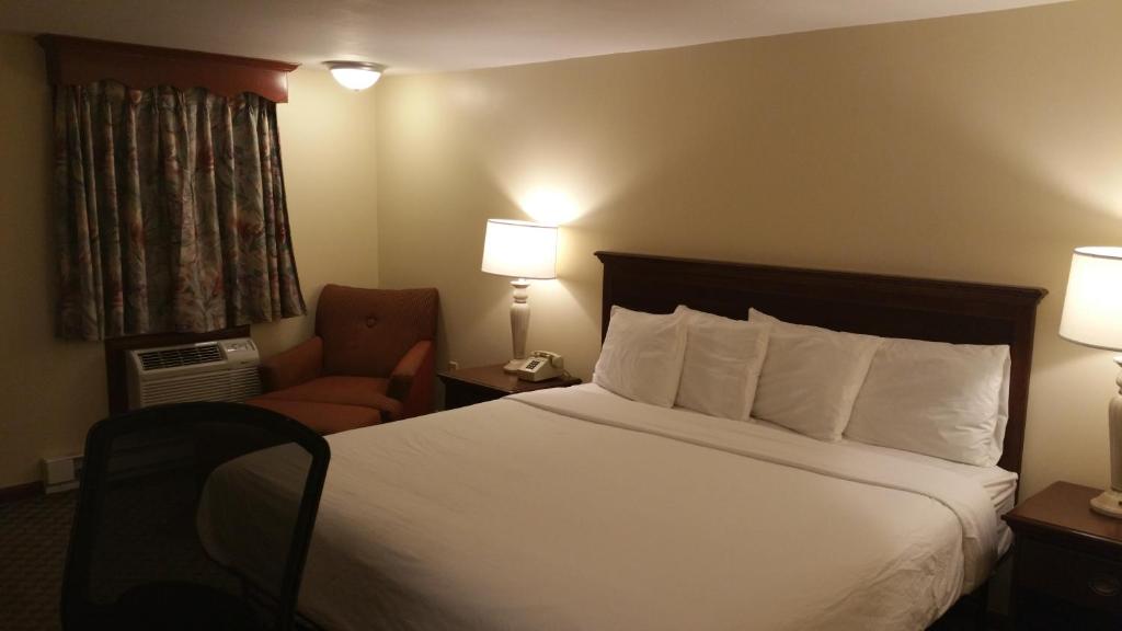 Dartmouth Motor Inn photo