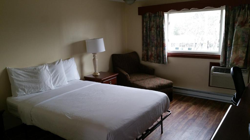 Dartmouth Motor Inn photo