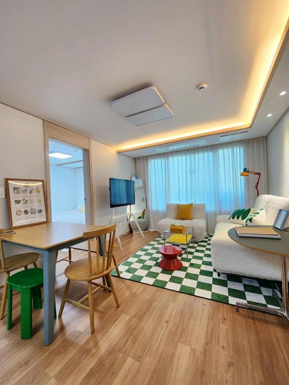 Mid-Century staycation in Seoul