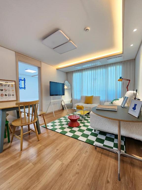 Mid-Century staycation in Seoul