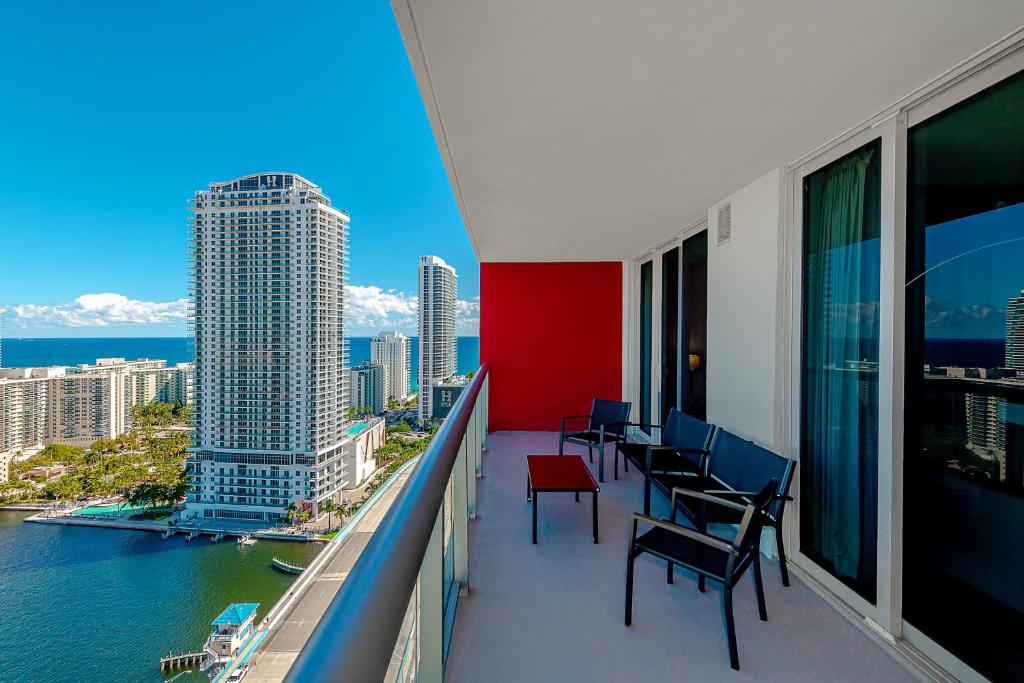 Balcony Pool View and Near Beach, Hallandale Beach