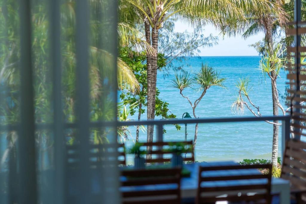 Sublime Palm Cove 2BR Beachfront Apt - Lagoon Pool, Palm Cove