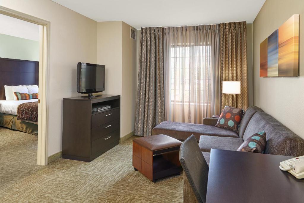 Staybridge Suites Glenview Photo 42