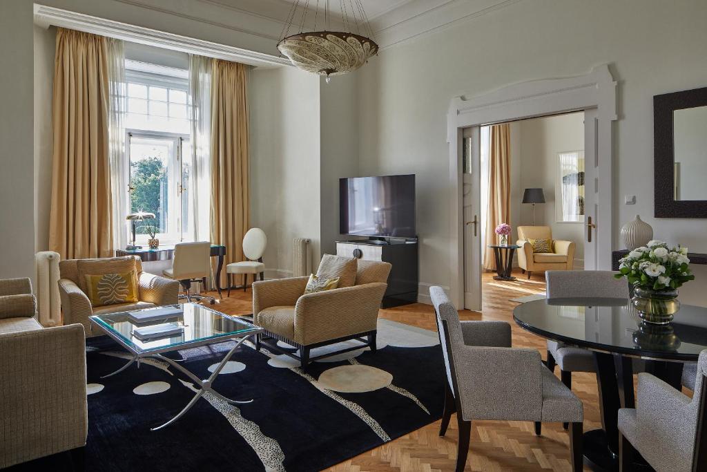 Shared lounge/TV area