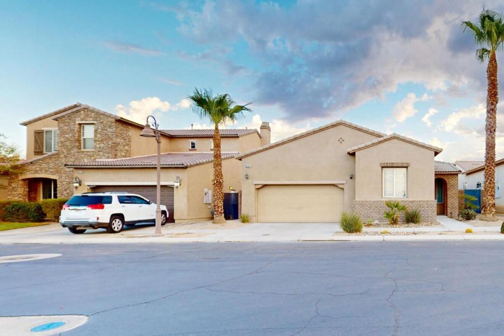 Private Pool & Jacuzzi! Walk 2 Waterfront Home!, Indio