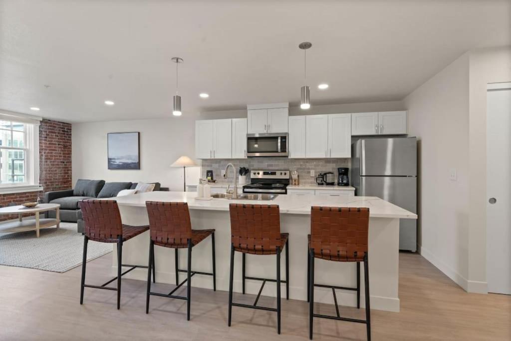 Brunch & Coffee Near! Spacious Downtown Stay 302, Spokane