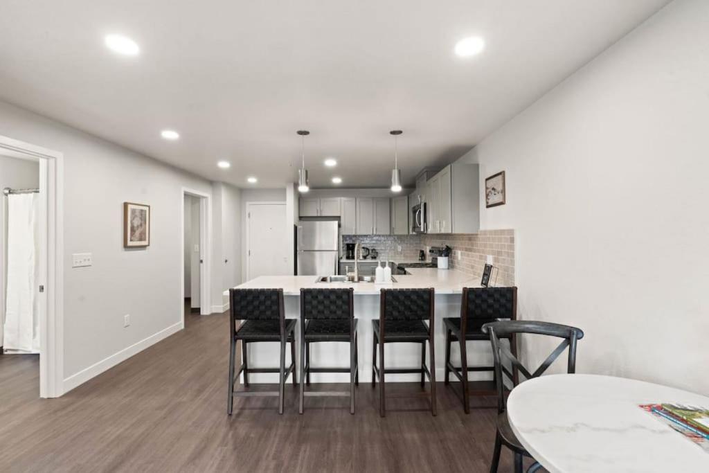 Spacious, King Bed, w Pool Table & Brunch Below! 303, Spokane