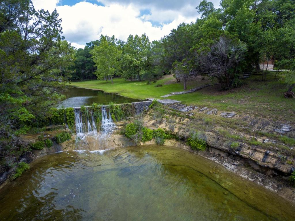Falls Log Home, Wimberley