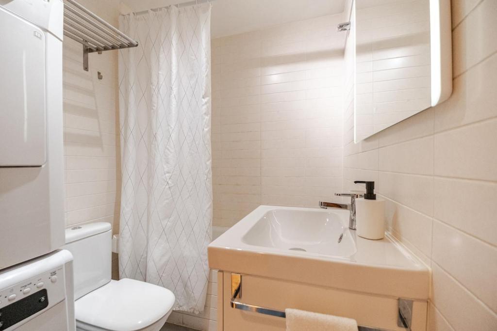 Explore Málaga from a Modern Apartment - 5
