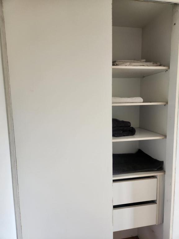 private room and bathroom in perfectly located apartment - 4