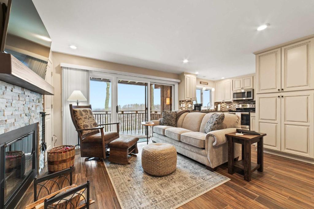 New, condo stunning Lake View, Bellaire