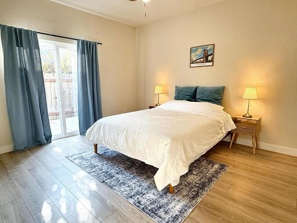 5 Min Walk to UCD Med Ctr - Stylish New Build Home, Sacramento