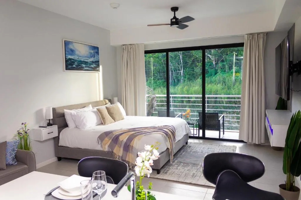 Premium Studio with Pool View，位于曼德维尔的酒店