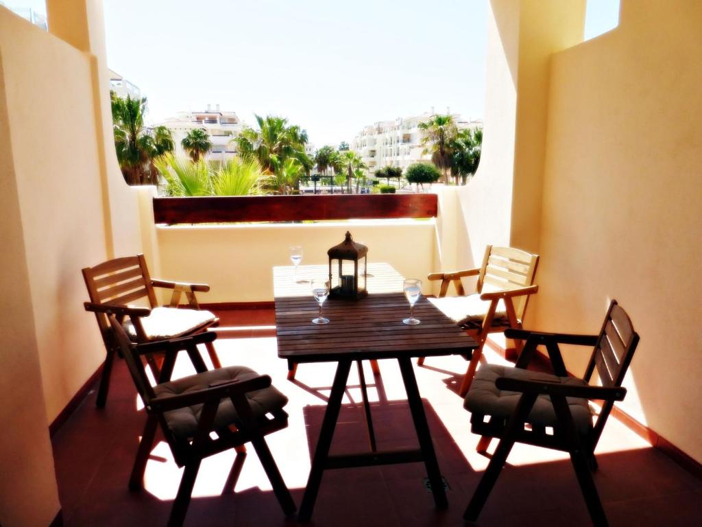Beautiful 2 bedroom 2 bathroom apartment with pool - 3