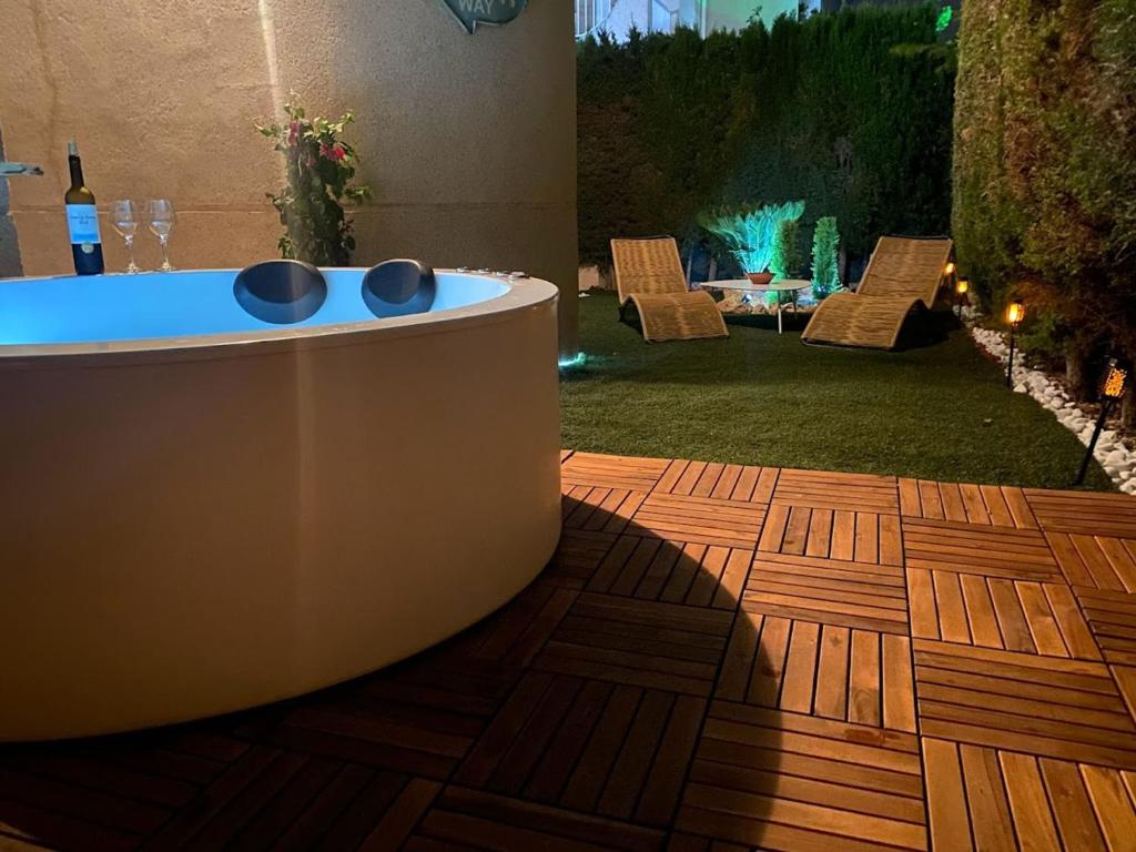 Elegant Bungalow with Jacuzzi Villa Loi Charls in Torrevieja - 2
