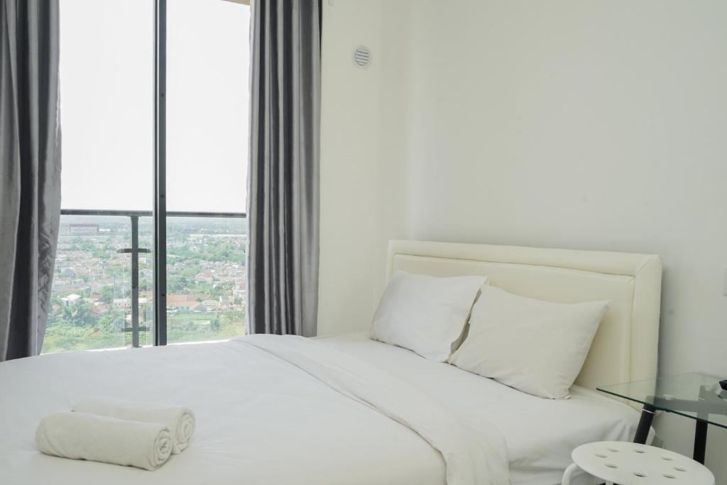 Elegant and Homey Studio at Sky House BSD Apartment By Travelio, Tangerang