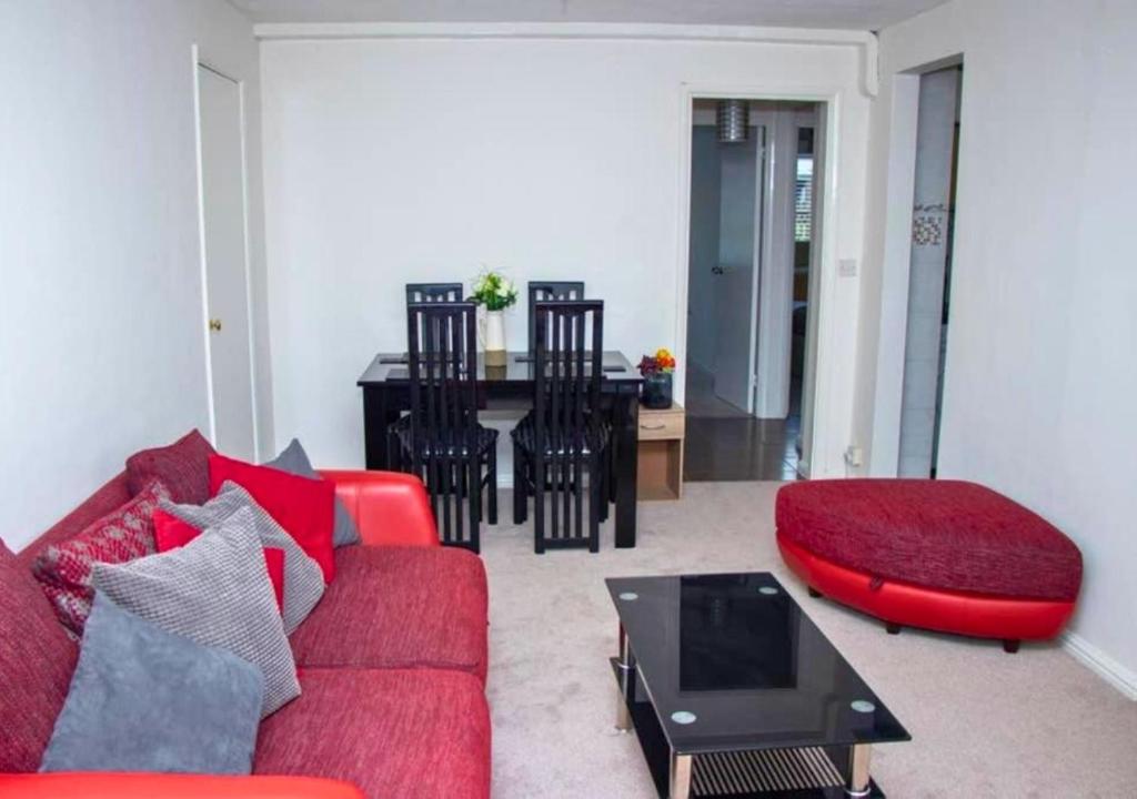 2-Bed Sleeps 4 Comfy For Contractors With Free Parking in Crawley near Gatwick Manor Royal Refurbished, Crawley