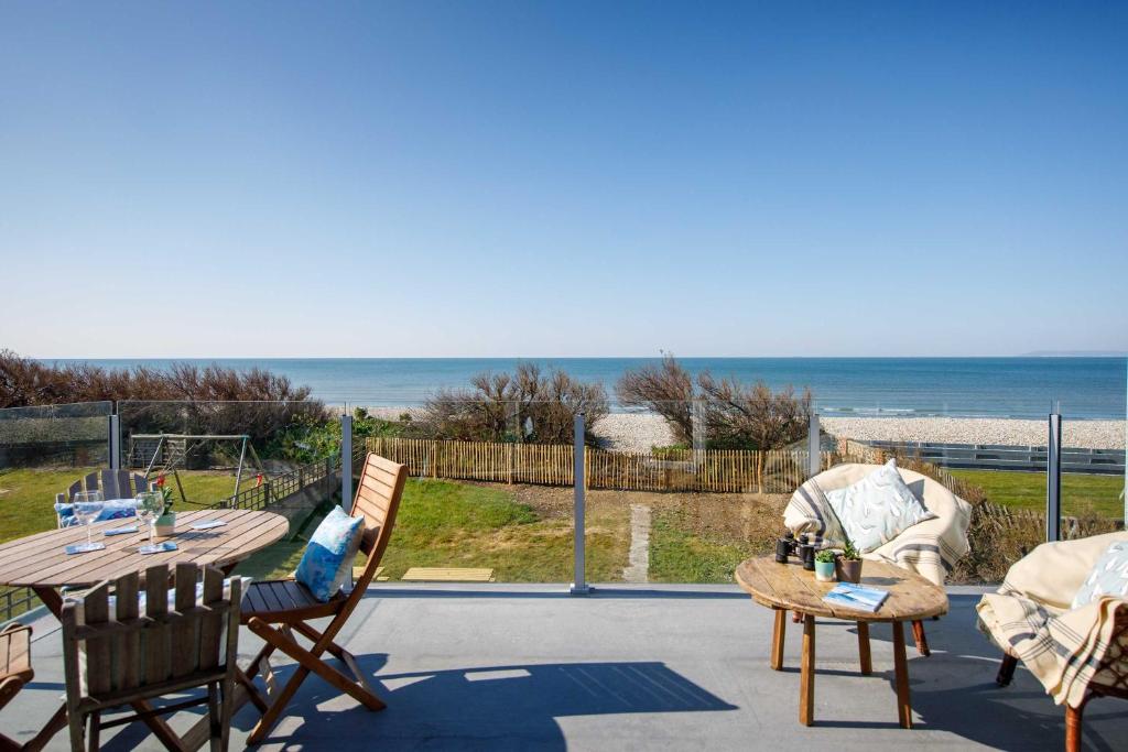 Bright & Dreamy On the Beach Garden & Balcony, Bracklesham Bay
