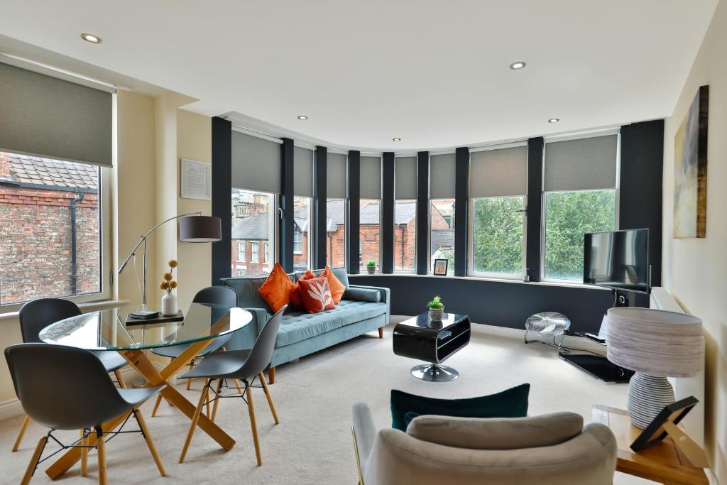 Aspire - 2 bed, parking, 3 minute walk to minster, York