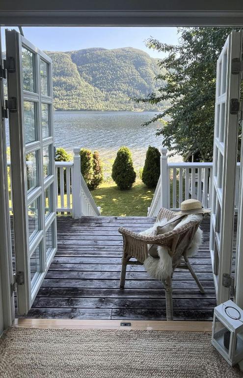 Cabin With Shoreline By Brusdalsvannet Lake, Ålesund