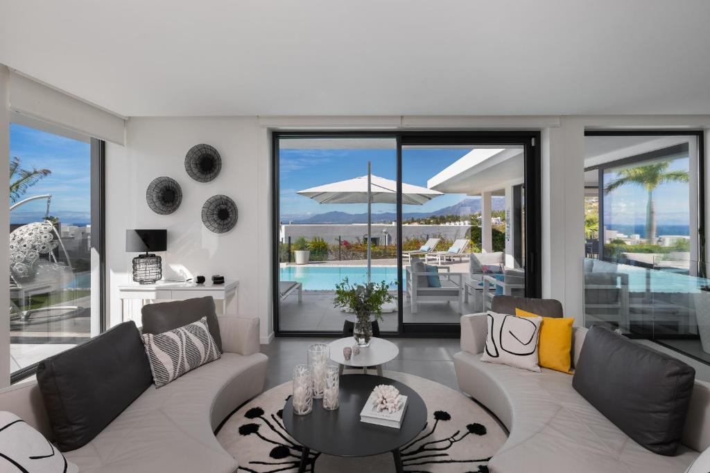4-Bedroom Modern Villa with Sea View - 5