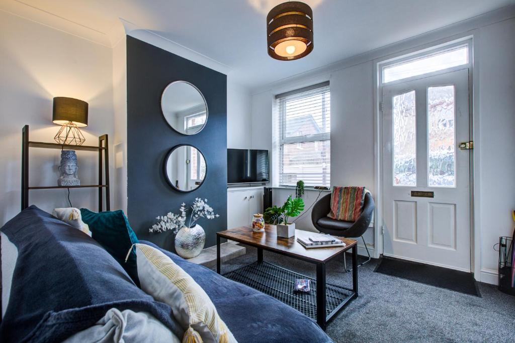 'Number 11' Central Colchester - Super Convenient 2 x Double Bed 1 x Single Bed Cottage PLUS Office & Garden, 8 min walk Nth Station & Town Ctr, 2 min walk local shops & restaurants, Colchester