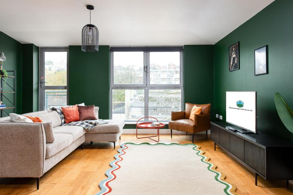 Central-3Bedroom-2Bath-Parking-By FabAccommodation, Bristol