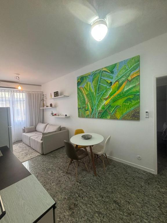 Espaçoso e iluminado, 1 quadra da praia, ar condicionado, Rio de Janeiro