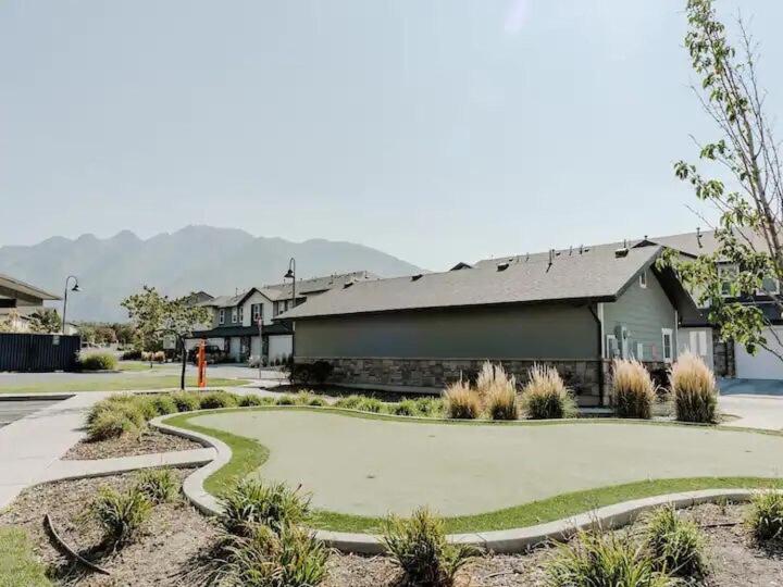 Modern W Pool, Gym, HotTub, Golf, Pet Friendly, Draper