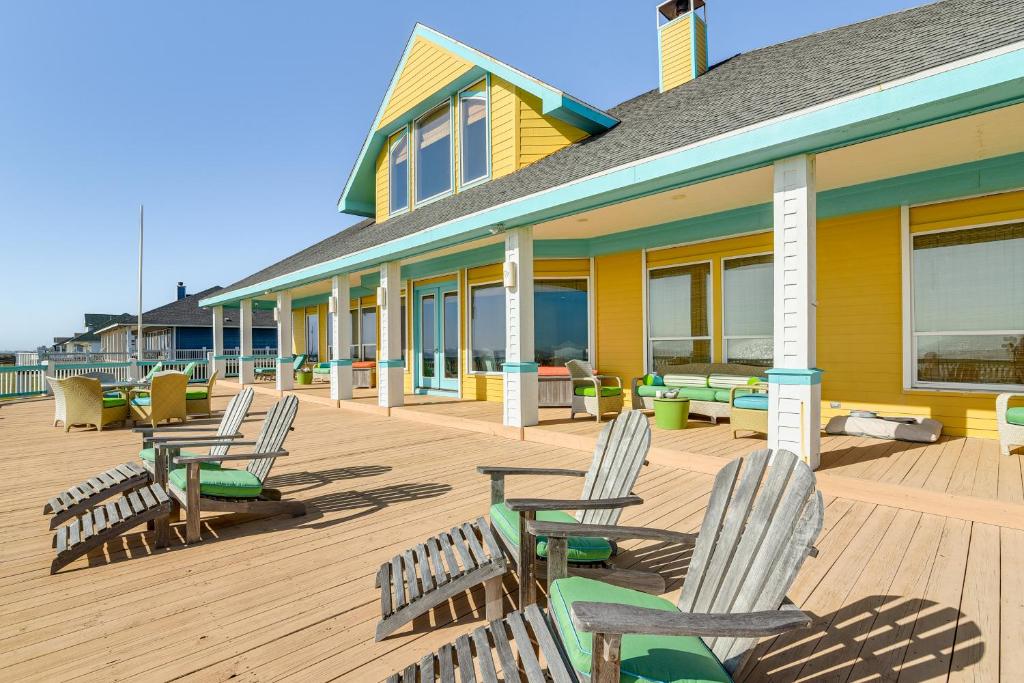 Beachfront Group Getaway on Bolivar Peninsula, Crystal Beach