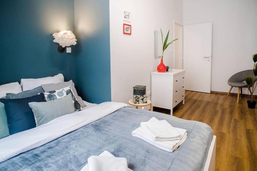 5 bedrooms apartment with AC in center, Budapest
