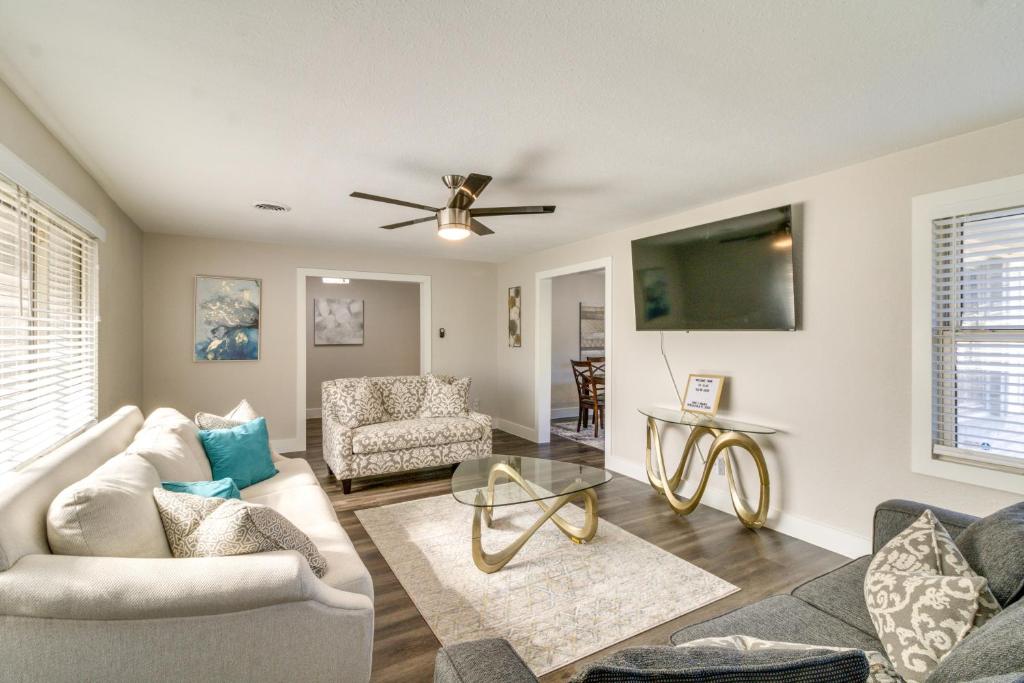 Home with Patio and Games Near Dtwn Pensacola!, Pensacola