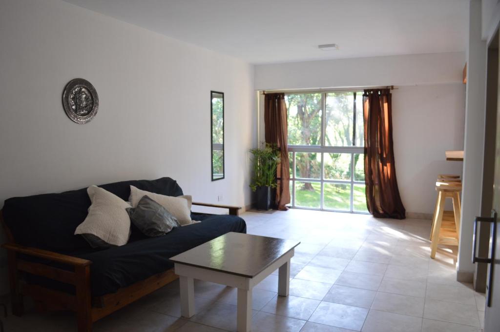 Departamento de 3 ambientes espacioso y luminoso a 10 minutos en auto de la costa con espacio para estacionar al aire libre - 1